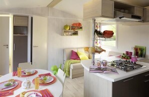 Mobile Home (Flores) | Private kitchenette | Fridge, microwave, stovetop, cookware/dishes/utensils