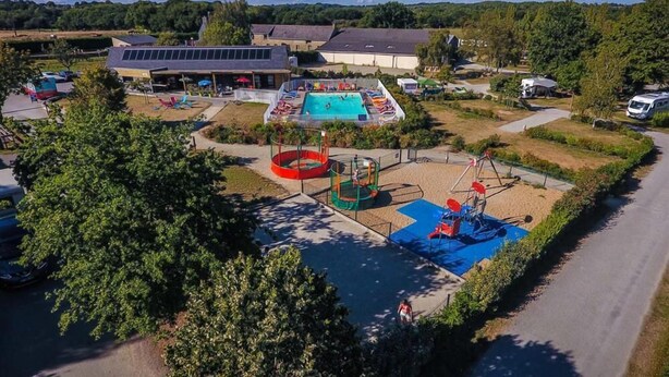 An aerial view of a campsite with a swimming pool, a playground, and RV parking. - Camping Le Diben (Larmor-Baden)