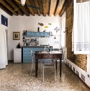 Apartamento | Cocina privada | Frigorífico, placa de cocina y utensilios de cocina