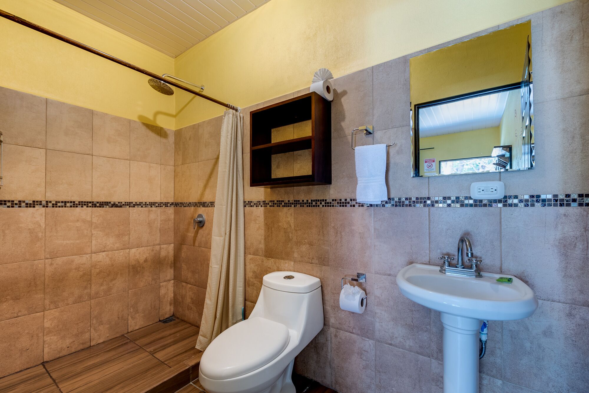 classic double room | bathroom | shower, rainfall showerhead, free toiletries, towels