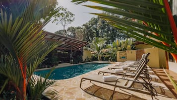 Piscina all'aperto, lettini