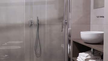 Bathtub dengan aliran air dan pancuran hujan