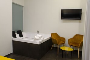 Deluxe-sviitti, poreamme | Ylelliset vuodevaatteet, memory foam -patjalliset sängyt, minibaari