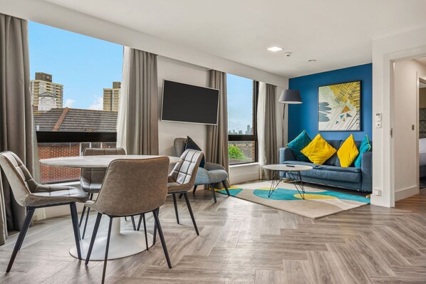 Liberty 2 Bedroom | Vardagsrum | Platt-tv