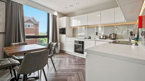 Liberty 1 Bedroom | Eget kjøkken | Kjøleskap, mikrobølgeovn, kokeplater og kjøkkenutstyr