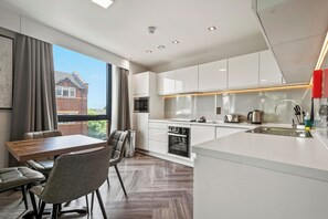Liberty 1 Bedroom | Private kitchen | Fridge, microwave, stovetop, cookware/dishes/utensils - Roomzzz London Stratford (London)