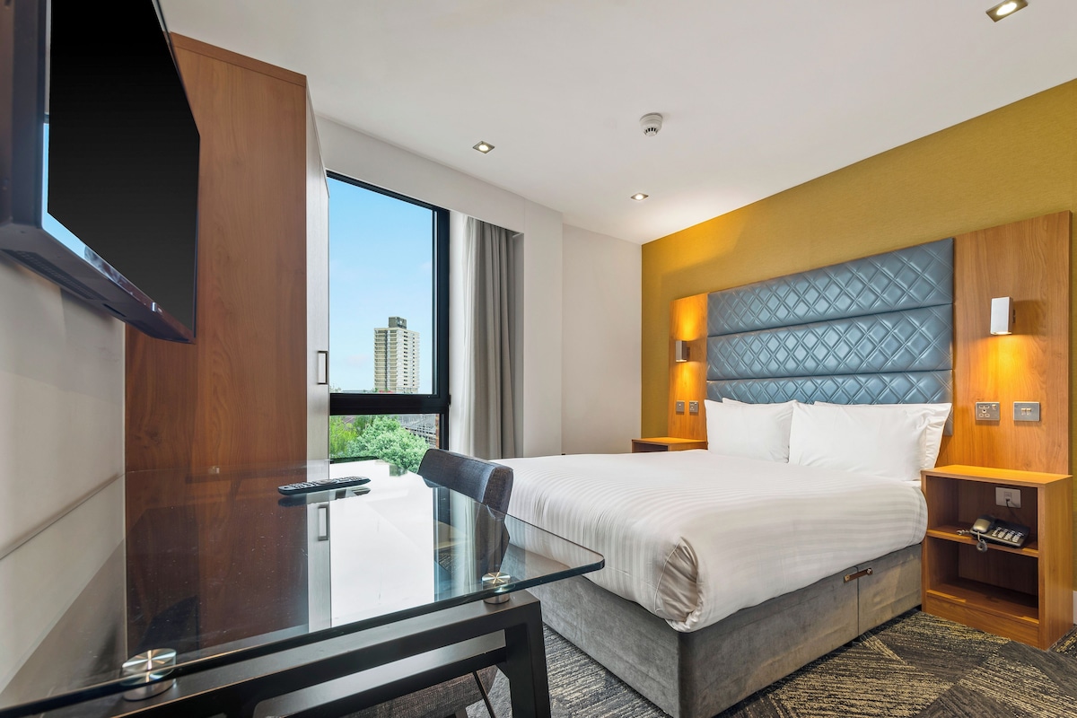 Premium bedding, in-room safe, iron/ironing board