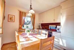 Sıra Ev (Katamaran #1) | Özel mutfak | Buzdolabı, mikrodalga fırın, fırın, set üstü ocak