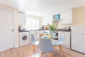Fridge, microwave, stovetop, electric kettle - Pinnocks Lodge (Oxford)