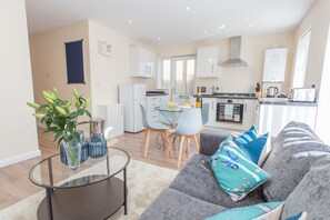 华丽公寓, 2 间卧室 (No. 31A) | 客厅 | 平板电视