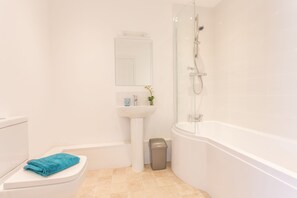Deluxe Apartment, 2 Bedrooms (No. 31A) | Bilik Mandi | Kelengkapan dandanan diri percuma, pengering rambut, tuala disediakan 