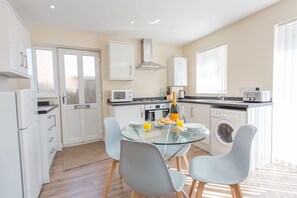 Deluxe Apartment, 2 Bedrooms (No. 31A) | Premium bedding, desk, laptop workspace, iron/ironing board - Pinnocks Lodge (Oxford)
