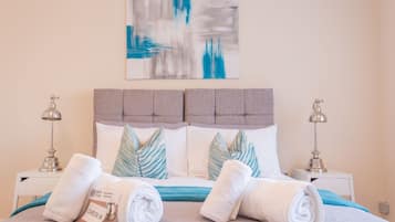 Deluxe Apartment, 2 Bedrooms (No. 31A) | Peralatan tempat tidur premium, meja, ruang kerja komputer riba