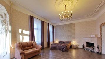 Suite Junior, cheminée | Bureau, rideaux occultants, fer et planche à repasser, Wi-Fi gratuit