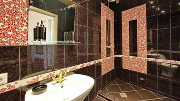 Douche, articles de toilette gratuits, sèche-cheveux, chaussons