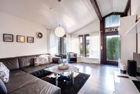 Bungalow (Silbersee ) | Living room | Flat-screen TV - Ferienpark am Meer Silbersee (Butjadingen)