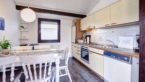 Bungalow (Silbersee ) | Cocina privada | Cafetera y tetera, refrigerador, microondas y horno 