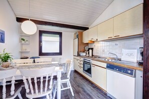 Bungalow (Silbersee ) | Private kitchen | Fridge, microwave, oven, stovetop - Ferienpark am Meer Silbersee (Butjadingen)