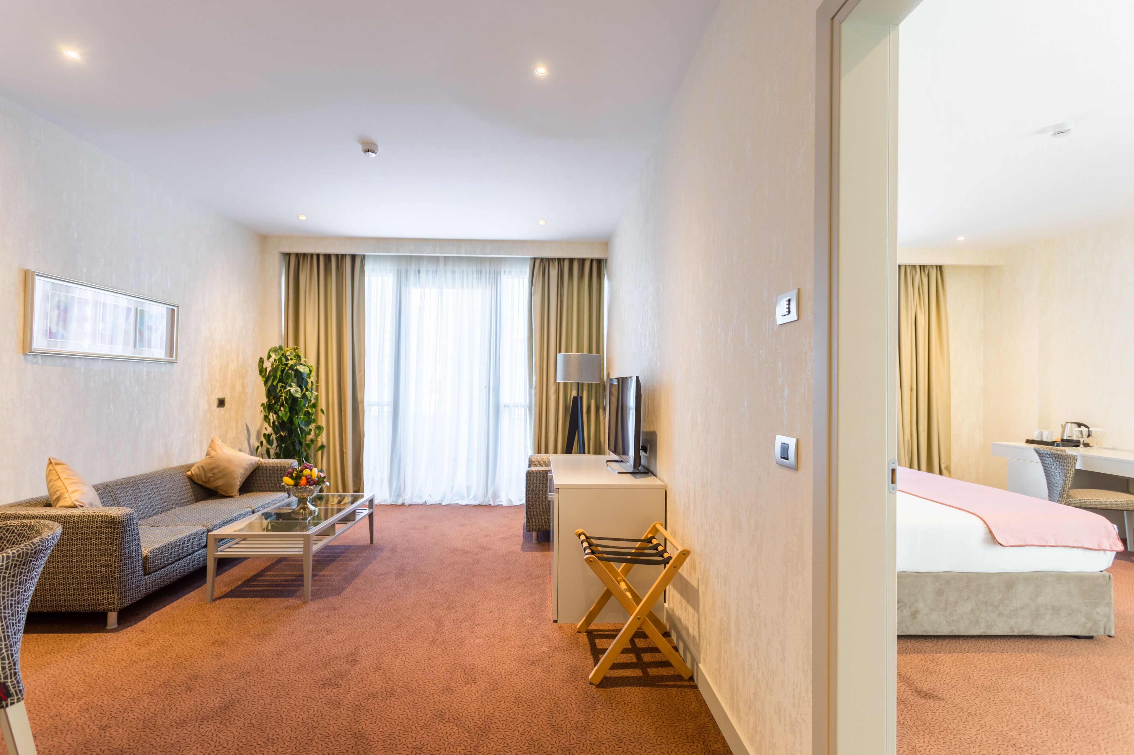 superior suite, city view | minibar, in-room safe, desk, soundproofing