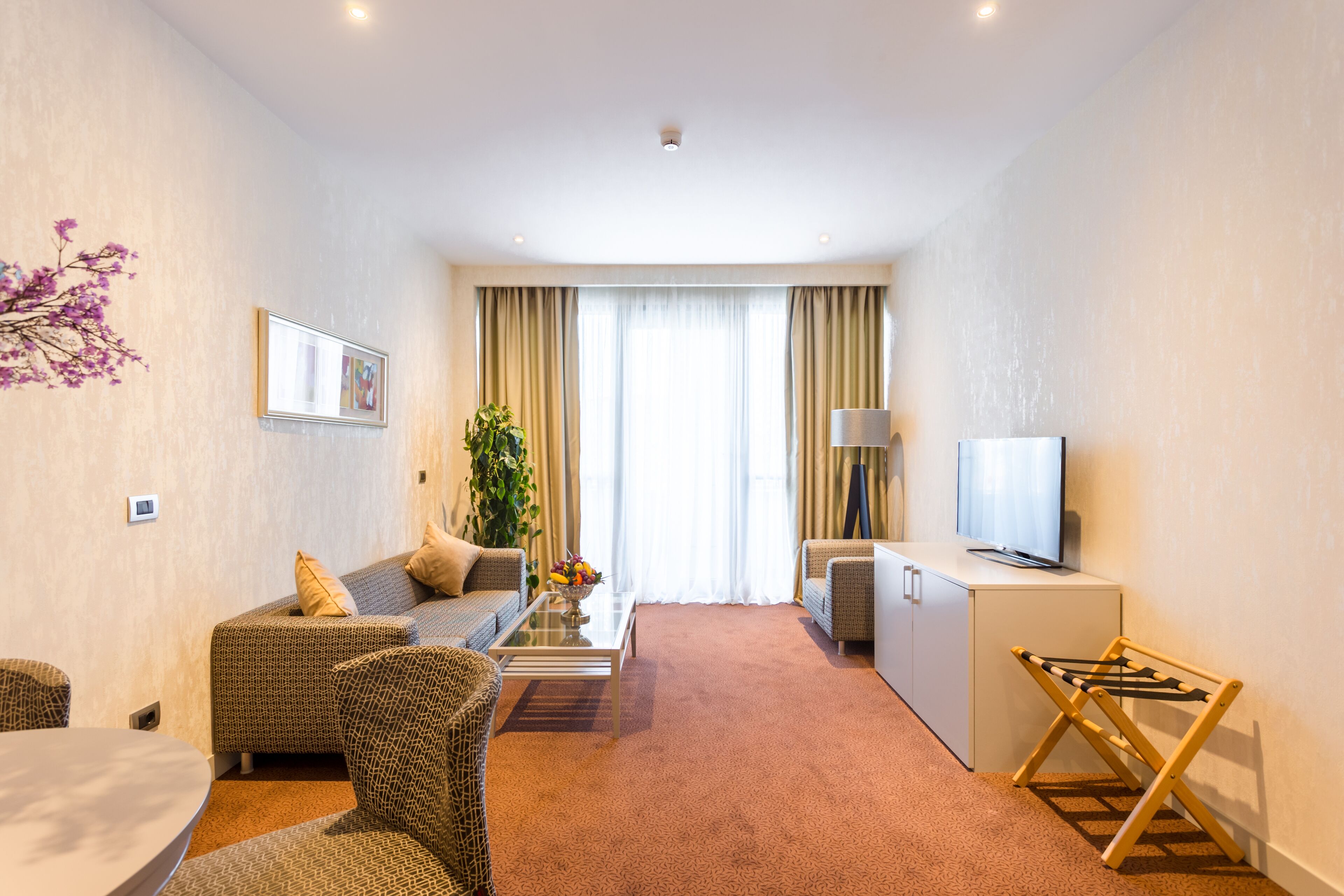 superior suite, city view | minibar, in-room safe, desk, soundproofing