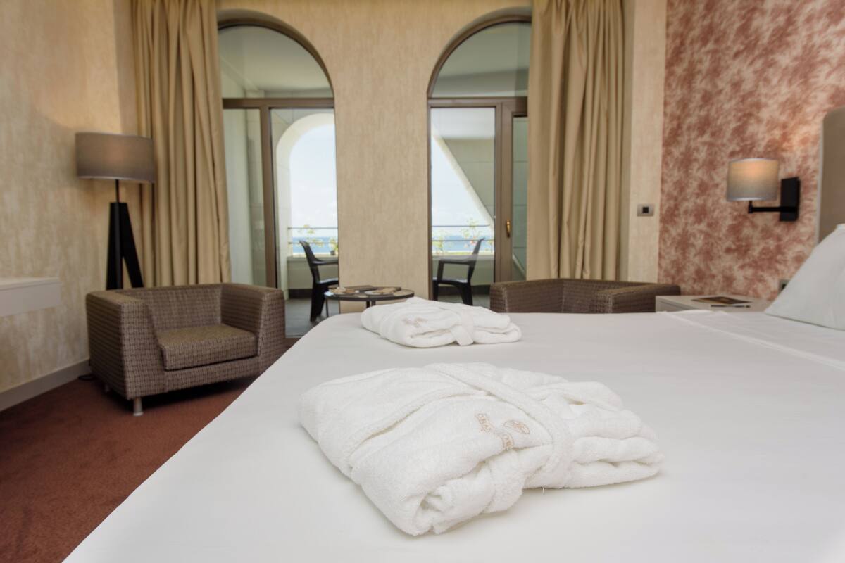 standard double room, balcony, sea view | minibar, in-room safe, desk, soundproofing