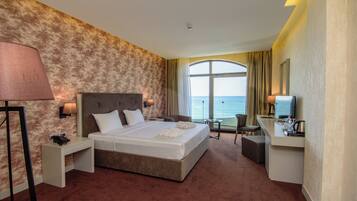 Minibar, caja de seguridad en la habitación y escritorio