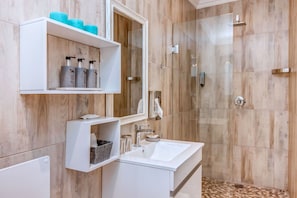 Superior-Zimmer | Badezimmer | Dusche, kostenlose Toilettenartikel, Haartrockner, Bademäntel