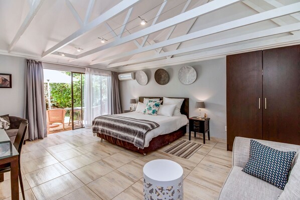 Luxury Room | 1 bedroom, premium bedding, in-room safe, individually decorated - Sitatunga Guest Lodge & Transfers (Sandton)