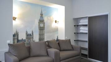 Standard Quadruple Room | Living room