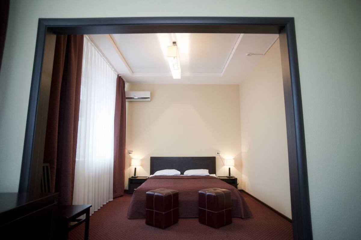 Quarto casal superior | Frigobar, individualmente decorados, escrivaninha
