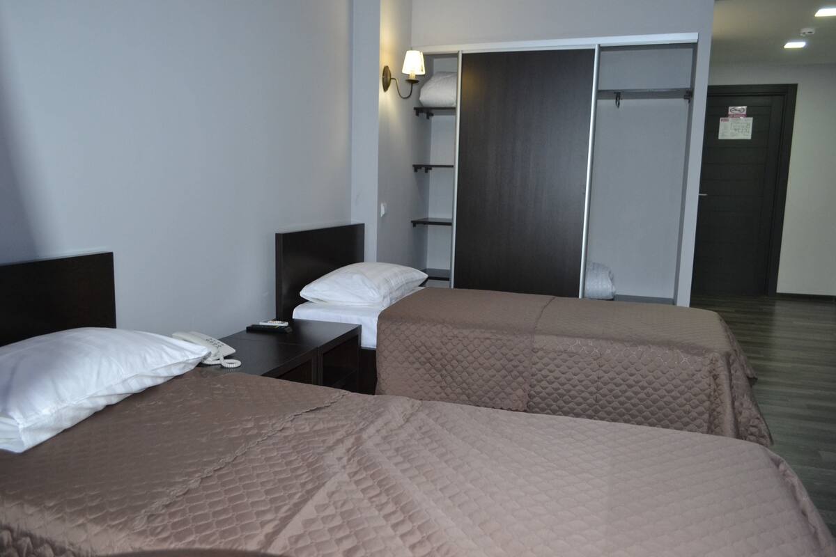 Quarto duplo standard | Frigobar, individualmente decorados, escrivaninha