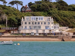 Exterior - Beachside Apartment On The Beach (Totland Bay)
