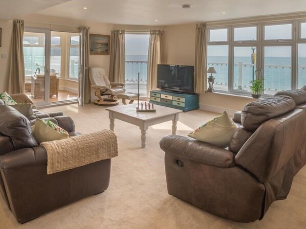 Lounge - Beachside Apartment On The Beach (Totland Bay)