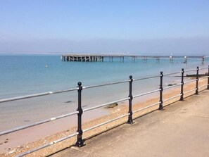 Beach - Beachside Apartment On The Beach (Totland Bay)