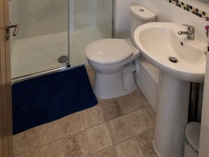 Luxury Apartment, Private Bathroom (Ocean View) | Bathroom - Beachside Apartment On The Beach (Totland Bay)