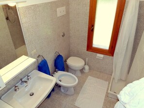 Apartment, 3 Bedrooms (beaD) | Bathroom | Shower, bidet - Lignano Riviera con 3 camere e giardino (Lignano Sabbiadoro)