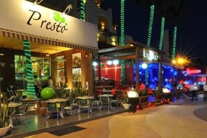 Facciata della struttura - sera/notte