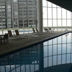 Piscine intérieure, piscine extérieure
