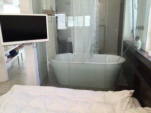 Deep soaking bathtub - Perfect Location, Best Loft IN THE Heart OF TEL Aviv (Tel Aviv)