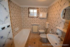 Villa, 2 Bedrooms (cioC) | Bathroom | Separate bathtub and shower, bidet - Villa a Lignano Riviera with air conditioning (Lignano Sabbiadoro)