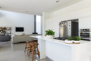 Mikrowelle, Herdplatte, Geschirrspüler, Espressomaschine