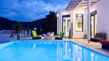 Outdoor pool, an infinity pool