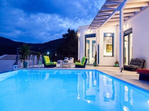 Outdoor pool, an infinity pool - Zidanos Luxurious Villa (Lefkada)