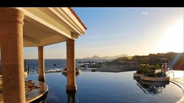 Une piscine avec vue sur la mer et les montagnes.