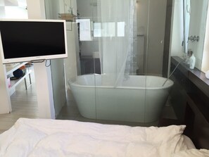 Deep soaking bathtub - Beautiful Designed Loft in TEL Aviv ! (Tel Aviv)