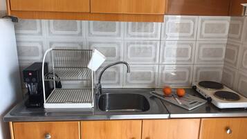 Full-size fridge, stovetop, coffee/tea maker, electric kettle
