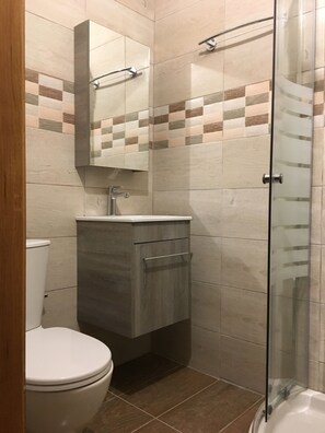 Dusche, Designer-Toilettenartikel, Haartrockner, Handtücher