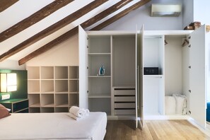 Deluxe Duplex, 2 Bedrooms | Premium bedding, in-room safe, desk, iron/ironing board - Slow Suites Chueca (Madrid)