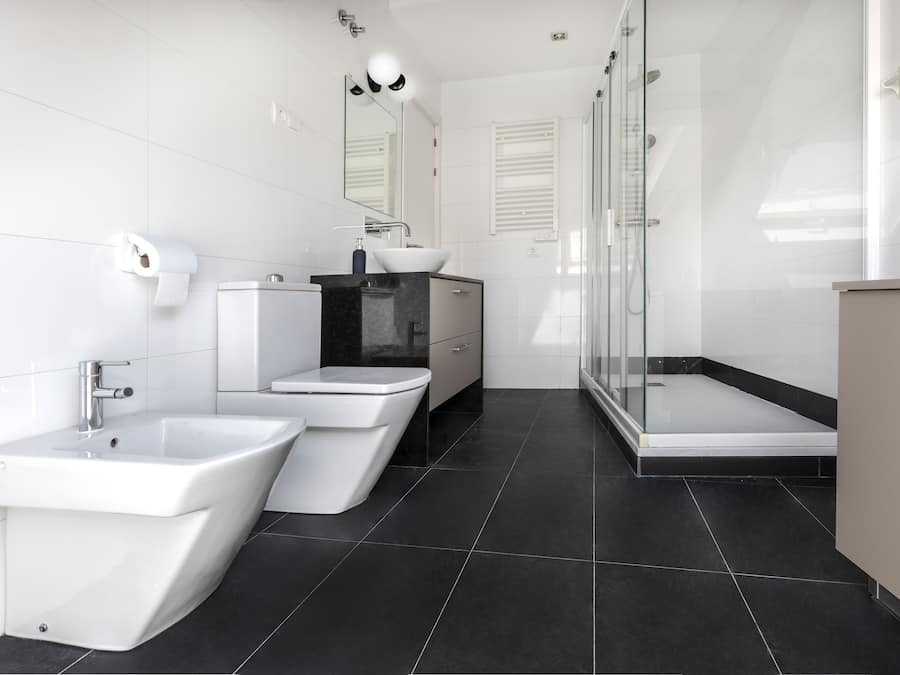 Dúplex, 1 habitación | Baño | Ducha, artículos de higiene personal gratuitos y toallas