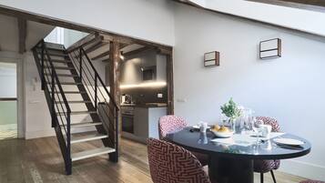 Dúplex Deluxe, 2 habitaciones | Comedor